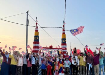 PENDUDUK teruja bergambar di hadapan replika KLCC dibina daripada 4,200 botol air plastik di Kampung Sungai Papan,
Mukim Tebengau
di Kuala Kedah.
– UTUSAN/JAMLIAH ABDULLAH
