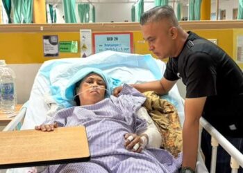 AZLAN Rozali melawat kakaknya, Norhayati Rozali yang masih dirawat di Hospital Kuala Lumpur (HKL). – GAMBAR IHSAN KELUARGA AZLAN ROZALI