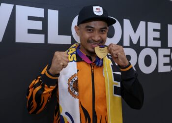 DATUK Azizulhasni Awang bersama pingat emas Sukan Komanwel Glasgow 2026 sebaik tiba di Lapangan Terbang Kuala Lumpur (KLIA) di sini hari ini. - UTUSAN/FAISOL MUSTAFA