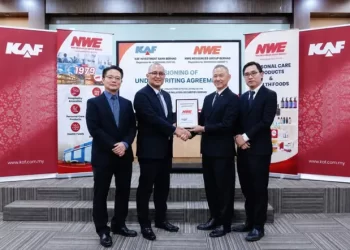 TAN Hong Huat (dua dari kanan) bersama Pengarah Kewangan Korporat KAF Investment Bank Bhd, Hon Kim Teng (kiri) selepas majlis memeterai perjanjian pengunderaitan berhubung cadangan tawaran awam permulaan (IPO) dan penyenaraiannya di Pasaran ACE Bursa Malaysia Securities Berhad.