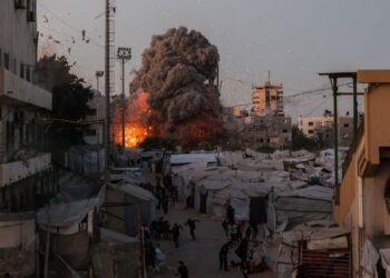 RAKYAT Palestin berlari mencari perlindungan ketika serangan Israel menyasarkan Masjid Al-Muttaqin di Gaza City.- AFP