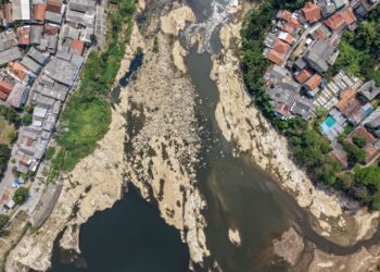 GAMBAR dari udara menunjukkan dasar sungai yang mengering di Tangerang, wilayah Banten, susulan penurunan paras air akibat kesan El Nino yang membawa musim kering dan kemarau ekstrem di Indonesia.- AFP
