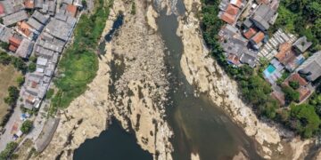 GAMBAR dari udara menunjukkan dasar sungai yang mengering di Tangerang, wilayah Banten, susulan penurunan paras air akibat kesan El Nino yang membawa musim kering dan kemarau ekstrem di Indonesia.- AFP