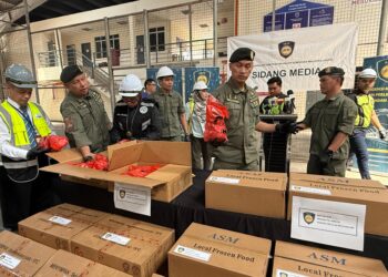 KETUA Pengarah Agensi Kawalan dan Perlindungan Sempadan Malaysia (AKPS), Datuk Seri Mohd Shuhaily Mohd Zain ketika memeriksa produk haiwan sejuk beku yang disita di Pelabuhan Sepanggar.