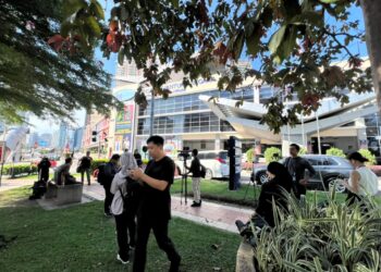 PETUGAS media menunggu di pekarangan Institut Jantung Negara (IJN) bagi mengetahui keadaan semasa bekas Perdana Menteri, Datuk Seri Ismail Sabri Yaakob.