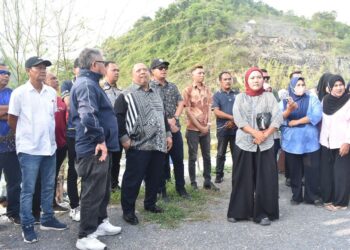 ABU Bakar Hamzah (empat dari kiri) mengadakan pertemuan bersama peniaga di Kampung Wai, Kuala Perlis, semalam. -UTUSAN/ASYRAF MUHAMMAD