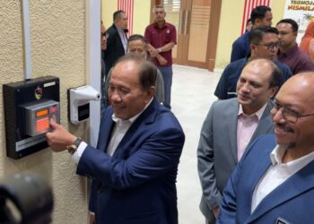 ISMAIL Lasim meletakkan ibu jari ke mesin perakam waktu di Pejabat Menteri Besar Negeri Sembilan di Wisma Negeri, Seremban bagi memulakan tugasnya hari ini selepas dilantik ke jawatan tersebut kelmarin.