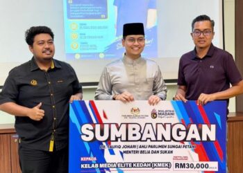 MOHAMMED Taufiq Johari menyampaikan sumbangan kepada KMEK pada majlis di Sungai Petani, hari ini.