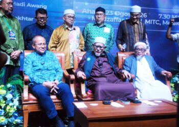 ABDUL Hadi Awang bercakap dalam sidang akhbar pada Majlis Makan Malam Amal Pas Melaka di sebuah hotel di Ayer Keroh, Melaka malam tadi. - UTUSAN/AMRAN MULUP