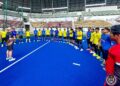 CAROLAN memberi penerangan kepada pemain dalam sesi latihan Speedy Tigers.- IHSAN KHM