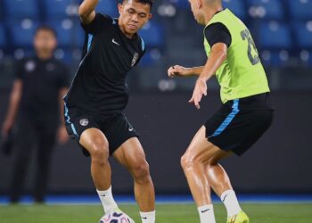 BINTANG sensasi Johor Darul Ta’zim (JDT), Arif Aiman Hanapi (kiri) menjalani latihan bagi persiapan menentang gergasi Liga Perdana Inggeris (EPL), Chelsea dalam aksi persahabatan pramusim di Stadium Sultan Ibrahim, malam ini.- IHSAN JOHOR SOUTHERN TIGERS