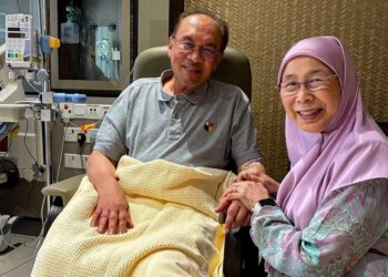 ANWAR Ibrahim bersama isterinya, Datuk Seri Dr. Wan Azizah Wan Ismail.-FB ANWAR IBRAHIM