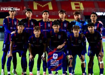 KEJAYAAN itu sekali gus menghadiahkan Johor pingat emas pertama bola sepak lelaki SUKMA selepas penantian panjang, manakala Selangor terpaksa berpuas hati dengan perak di laman sendiri.-IHSAN MAJLIS SUKAN NEGERI JOHOR