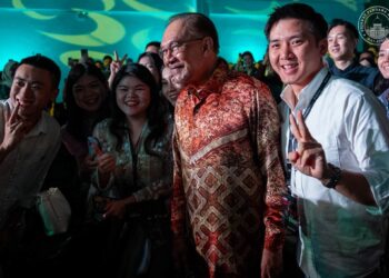 ANWAR Ibrahim bergambar bersama pencipta kandungan yang hadir pada Tiktok Shop Summit Malaysia 2026 di Kuala Lumpur semalam-FACEBOOK ANWAR IBRAHIM