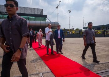 ANWAR Ibrahim (tiga dari kanan) diiringi Johari Abdul Ghani (dua dari kanan) ketika tiba di Lapangan Terbang Sultan Abdul Aziz Shah, Subang sebelum berlepas ke Brunei Darussalam, hari ini.