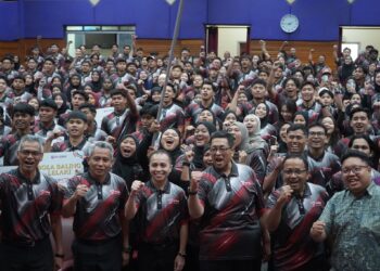 Naib Canselor UPM, Prof. Datuk Ir. Dr. Ahmad Farhan Mohd Sadullah (depan, tiga dari kanan) bersama kontinjen UPM yang akan menyertai  Kejohanan Sukan Institusi Pendidikan Tinggi (SUKIPT) 2026 .
