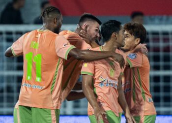 PEMAIN Kuching City meraikan jaringan ketika menewaskan Kuala Lumpur City dalam aksi kedua Liga Super di Stadium Bolasepak Kuala Lumpur.-IHSAN MFL