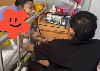 Ahmad (kanan) menemani kembarnya, Muhammad yang dirawat di HCTM. Ihsan Ahmad Rosli