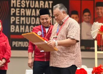 AHMAD Nazrin Abdul Aziz (kiri) bersama Datuk Rozabil Abd. Rahman pada majlis perasmian Mesyuarat Perwakilan Pemuda UMNO Bahagian Arau di Dewan Sivik, Arau, Perlis malam tadi.-UTUSAN/MOHD. HAFIZ ABD. MUTALIB