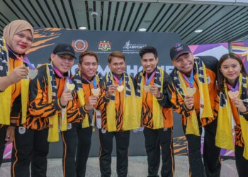 Barisan skuad angkat berat kebangsaan yang meraih 5 pingat emas, satu pingat perak dan satu gangsa, (dari kiri) Siti Aqilah Farhan Draman, Mohamad Syahmi Nor Ghazali, Muhammad Erry Hidayat, Mohamad Aniq Kasdan, Muhamad Aznil Bidin, Muhammad Hafizuddin Roslin dan Irene Jane Henry bergambar bersama pingat yang diraih pada Sukan Komanwel Glasgow 2026 di Balai Ketibaan KLIA 1, Sepang di sini hari ini. - UTUSAN/AMIR KHALID