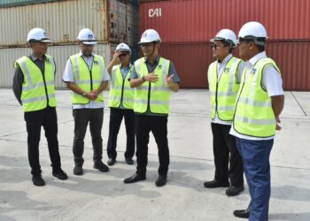 AKMAL Nasrullah Mohd Nasir (empat dari kiri) meninjau kontena ditempatkan di Zon Perdagangan Bebas Tuanku Syed Sirajuddin- Depot PIP, Padang Besar, Perlis. -UTUSAN/ASYRAF MUHAMMAD