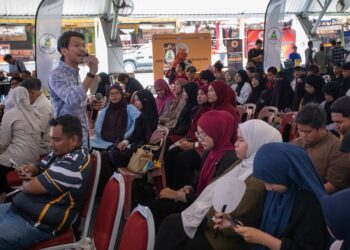 MUHAMMAD Kamil Abdul Munim (berdiri kiri) bercakap di hadapan belia yang hadir ke program Kembara Inspirasi Belia Akar Umbi peringkat negeri Perak Tahun 2026 di Kuala Kangsar, Perak hari ini.