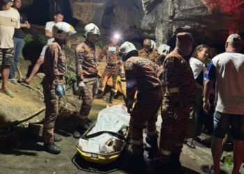 ANGGOTA pasukan penyelamat berusaha mengeluarkan warga emas yang ditemukan meninggal dunia di dalam gua di Kampung Pulai, Gua Musang, Kelantan semalam.