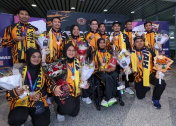 WIRA dan wirawati negara disambut sebaik tiba di Lapangan Terbang Antarabangsa Kuala Lumpur (KLIA) selepas mengharumkan nama Malaysia pada Sukan Komanwel Glasgow 2026, hari ini. - UTUSAN/FAISOL MUSTAFA