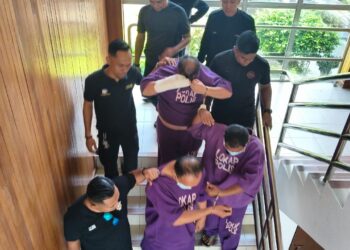 LAU Kok Shang (tangan berbalut) dihadapkan ke Mahkamah Majistret Seri Manjung hari ini atas pertuduhan membunuh seorang lelaki di Kampung Acheh, Sitiawan, bulan lalu.