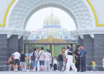 Tinjauan di Istana Negara hari ini menunjukkan suasana jerebu ketika dikunjungi pelancong. Indeks pencemaran udara kini kurang baik, terutamanya di Lembah Klang dan Selangor. -UTUSAN/AMIR KHALID