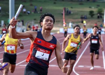 Pelari Johor, Danish Iftikhar Muhammad Roslee berjaya menamatkan larian sekaligus meraih pingat emas dalam acara 4x100 Lelaki Akhir pada Sukan Malaysia (SUKMA) 2026 di Stadium UPM, Serdang. -UTUSAN/AMIR KHALID