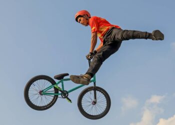 Muhammad Khaidir Idzham daripada Selangor melakukan lompatan ketika beraksi dalam acara BMX Park Lelaki Akhir pada Sukan Malaysia (SUKMA) 2026, di IDCC. -UTUSAN/SHIDDIEQIIN ZON