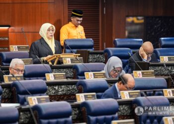 SITI Aminah Aching berbahas dalam Sidang Khas Dewan Rakyat Laporan Suruhanjaya Diraja (RCI) berhubung Lembaga Tabung Haji (TH), semalam.
