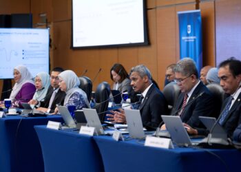 ABDUL Rasheed Abdul Ghaffour (tiga dari kanan) pada sidang akhbar prestasi ekonomi suku kedua 2026 di Sasana Kijang, Bank Negara Malaysia (BNM) hari ini.