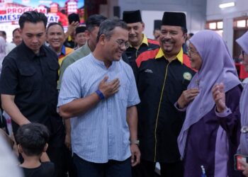 AMIRUDIN Shari beramah mesra bersama penduduk Gombak ketika merasmikan Program Aspirasi Anak Muda Nasional (NANBA) Generasi Muda : Pewaris Kemerdekaan, Peneraju Madani di SMK Sungai Pusu, Gombak.UTUSAN/M. FIRDAUS M. JOHARI