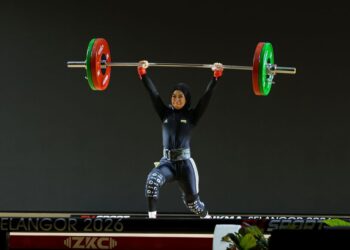 Atlet angkat berat wanita Perak, Qistina Qharisya Suffia ketika melakukan angkatan dalam acara angkat berat wanita tidak melebihi 48KG sempena Sukan Malaysia (SUKMA) Selangor 2026 di Dewan Sri Chempaka MPKJ di sini, semalam. Gambar ISKANDAR ISHAK