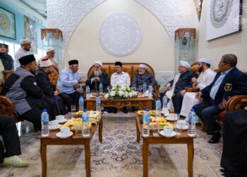 ANWAR Ibrahim (tengah) menziarahi tiga tokoh ulama besar dunia Islam hari ini. PEJABAT PERDANA MENTERI