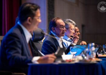 ANWAR Ibrahim (tengah) pada Majlis Libat Urus Belanjawan 2027 di Kementerian Kewangan, Putrajaya semalam. PEJABAT PERDANA MENTERI