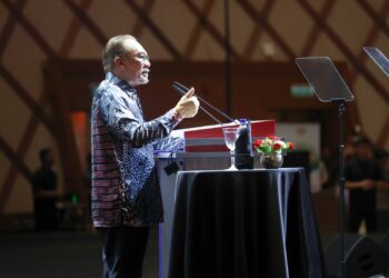 ANWAR Ibrahim bersalaman dengan rakyat pada Majlis Amanat Perdana Hari Kebangsaan 2026 di Pusat Konvensyen Antarabangsa Putrajaya (PICC) di sini, hari ini. UTUSAN/FAISOL MUSTAFA