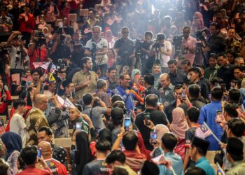ANWAR Ibrahim menyantuni kakitangan kerajaan pada Majlis Amanat Perdana Hari Kebangsaan 2026 di Pusat Konvensyen Antarabangsa Putrajaya (PICC) di sini, hari ini. UTUSAN/FAISOL MUSTAFA