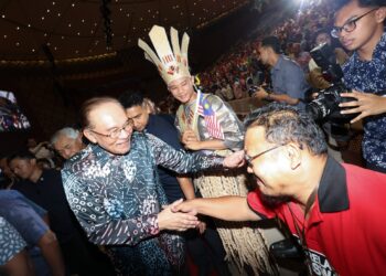 ANWAR Ibrahim bersalaman dengan rakyat pada Majlis Amanat Perdana Hari Kebangsaan 2026 di Pusat Konvensyen Antarabangsa Putrajaya (PICC) di sini, hari ini. UTUSAN/FAISOL MUSTAFA