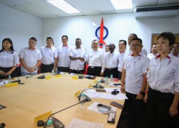 ANTHONY Loke Siew Fook bersalaman dengan Arul Kumar selepas  mempengerusikan Mesyuarat Jawatankuasa Negeri DAP Negeri Sembilan di Seremban hari ini.-UTUSAN/MOHD. SHAHJEHAN MAAMIN.