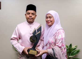 AYOB Khan Mydin Pitchay bersama isteri selepas menerima anugerah Tokoh Wira Negara sempena Sambutan Maulidur Rasul Peringkat Kebangsaan 1448/2026 hari ini. UTUSAN/FARIZ RUSADIO