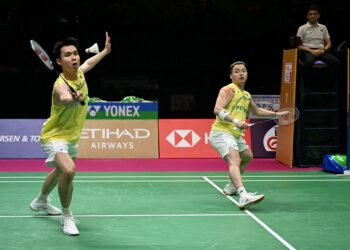 Pasangan beregu lelaki negara, Soh Wooi Yik (kiri) dan Aaron Chia beraksi menentang gandingan China, Liang Wei Keng-Wang Chang pada aksi final Kejohanan Dunia BWF di Stadium Tertutup Indira Gandhi, New Delhi, hari ini. - AFP