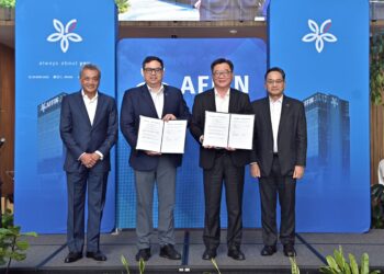 Pengerusi Affin Hwang Investment Bank Berhad, Hasli Hashim (kiri), Datuk Wan Razly Abdullah (dua kiri), Ti Eng Hui (dua kanan) dan Ketua Perbankan Institusi Baiduri Bank, Ak Nor Muhammad Nizam Pg Haji Tengah (kanan) pada majlis menandatangani Memorandum Persefahaman (MoU) antara Affin Group dan Baiduri Bank baru-baru ini.