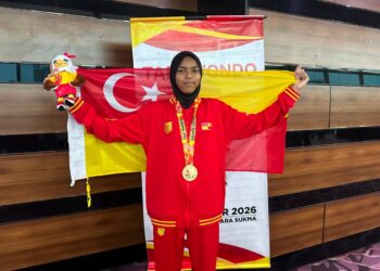 ATLET muda taekwondo Selangor, Nur Aina Qistina Nor Maznizar bergambar dengan pingat emas dimenanginya di SUKMA Selangor 2026.-IHSAN MSNS