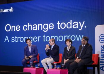 GIULIO Slavich (dua dari kiri), Ketua Pegawai Operasi dan Ketua Pegawai Tuntutan dan Solusi Kesihatan
Allianz Life Insurance Malaysia Berhad, Tammy Lee (dua dari kanan) dan Pengarah Urusan Persatuan
Kanser Kebangsaan, Prof. Dr. Murallitharan Munisamy (kanan) pada Program Beyond Survival: The
Journey from Setback to Comeback di ALOFT Hotel. – UTUSAN/MUHAMAD IQBAL ROSLI