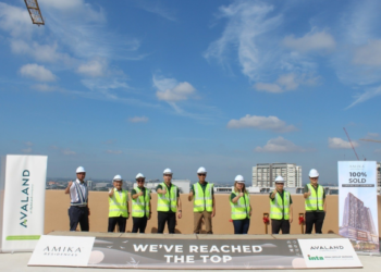 APOLLO Bello Tanco (lima dari kiri) bersama Pengarah Eksekutif, Inta Bina Group Bhd., Chau Yik Mun (kiri sekali) ketika majlis topping-out projek itu semalam.