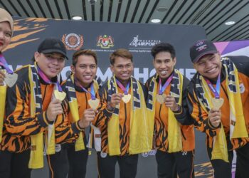 SKUAD angkat berat kebangsaan yang meraih lima pingat emas dan masing-masing satu perak dan gangsa (dari kiri) Siti Aqilah Farhan Draman, Mohamad Syahmi Nor Ghazali, Muhammad Erry Hidayat, Mohamad Aniq Kasdan, Muhamad Aznil Bidin, Muhammad Hafizuddin Roslin dan Irene Jane Henry disambut sebaik tiba di Balai Ketibaan Lapangan Terbang Antarabangsa Kuala Lumpur (KLIA), Sepang. - UTUSAN/ AMIR KHALID