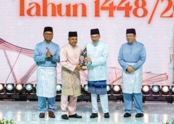 ANWAR Ibrahim menyampaikan Anugerah Maulidur Rasul kategori Tokoh Wira Negara kepada Ayob Khan Mydin Pitchay pada Sambutan Maulidur Rasul SAW Peringkat Kebangsaan Tahun 1448H/2026M di Universiti Putra Malaysia (UPM), Serdang, semalam. - UTUSAN/FARIZ RUSADIO